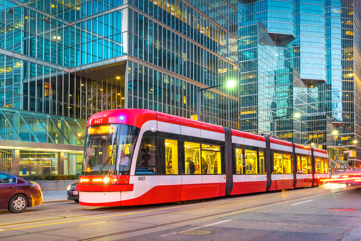 Un tramway au centre=ville de Toronto
 © iStock / benedek