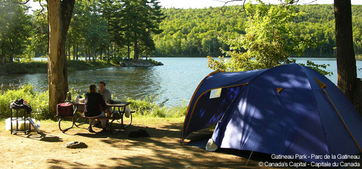 En camping au lac Philippe dans le parc de la Gatineau