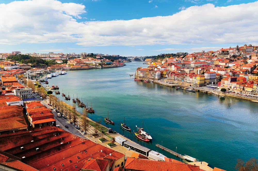 Le fleuve Douro à Porto, vu depuis les chais de Vlla nova de Gaia| © Dreamstime.com/Sergey Peterman 