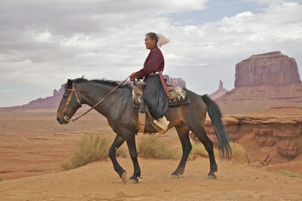 Femme navajo à Monument Valley©Dreamstime/Twildlife,