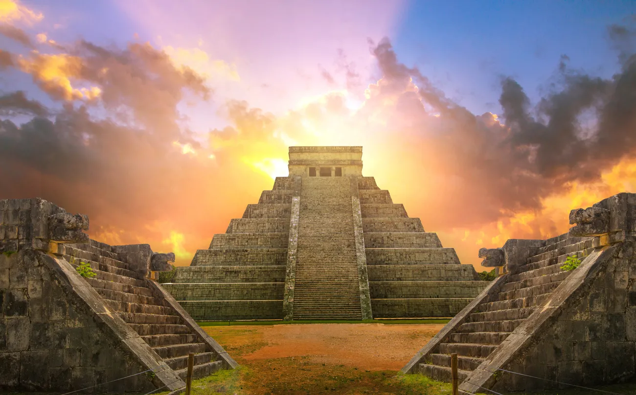  La pyramide de Kukulcán, aussi appelée El Castillo, à Chichén Itzá © iStock / IR_Stone