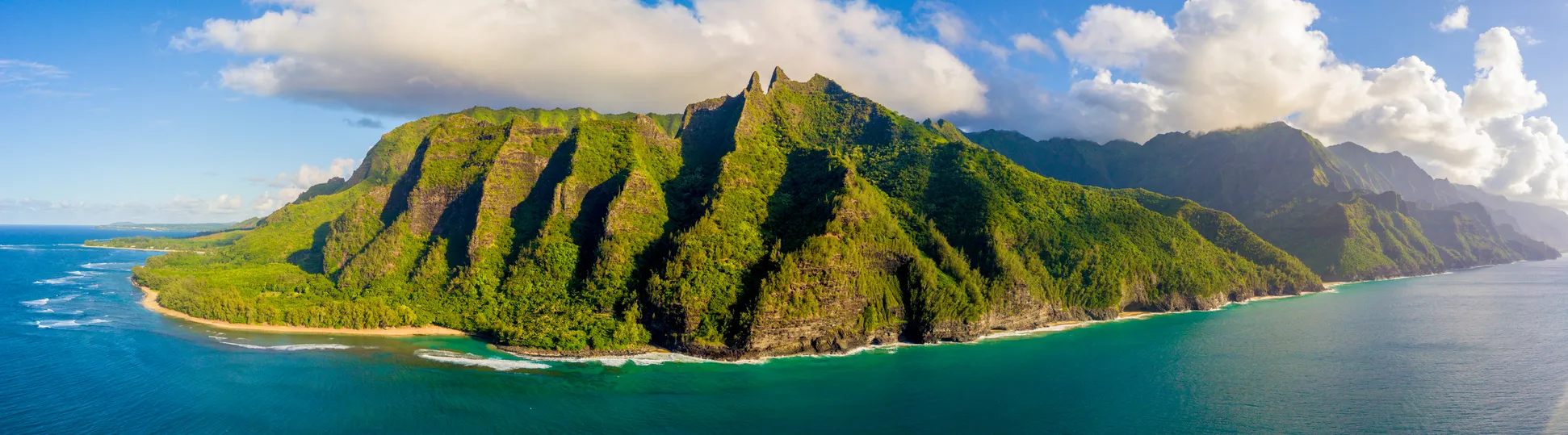 Vue panoramique sur les falaises côtières de Na Pali, île de Kauai © iStock / Ingus Kruklitis
