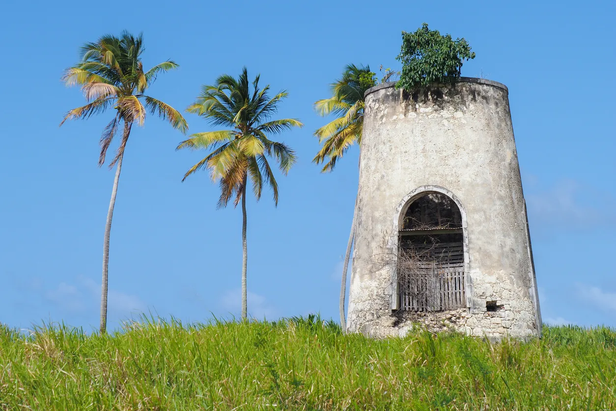 Un vieux moulin à Capesterre, Marie-Galante, Guadeloupe © iStock / okfoto