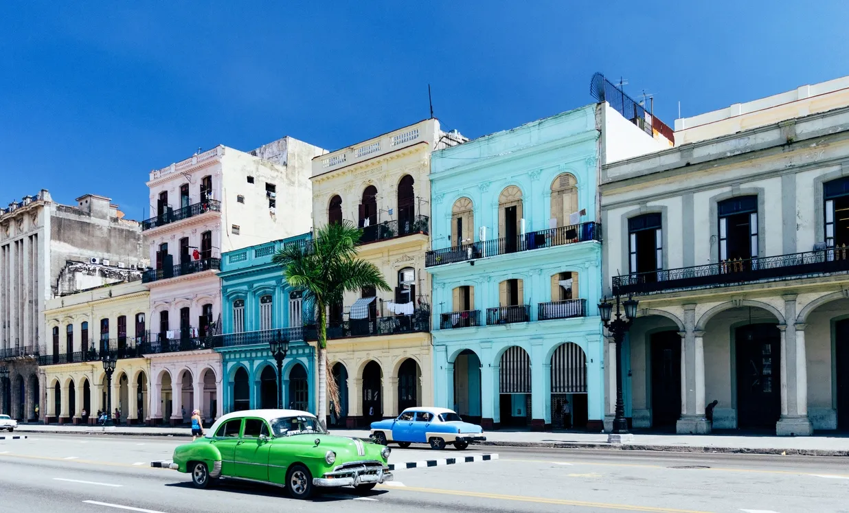 Voitures américaines dans une rue du centre-ville de la Havane, Cuba © iStock / zstockphotos