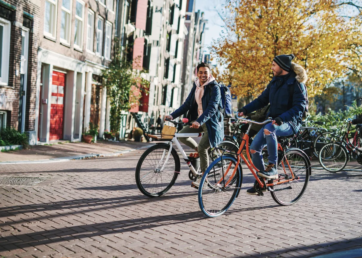 Cyclistes à Amsterdam, sur des vélos hollandais © iStock / Drazen