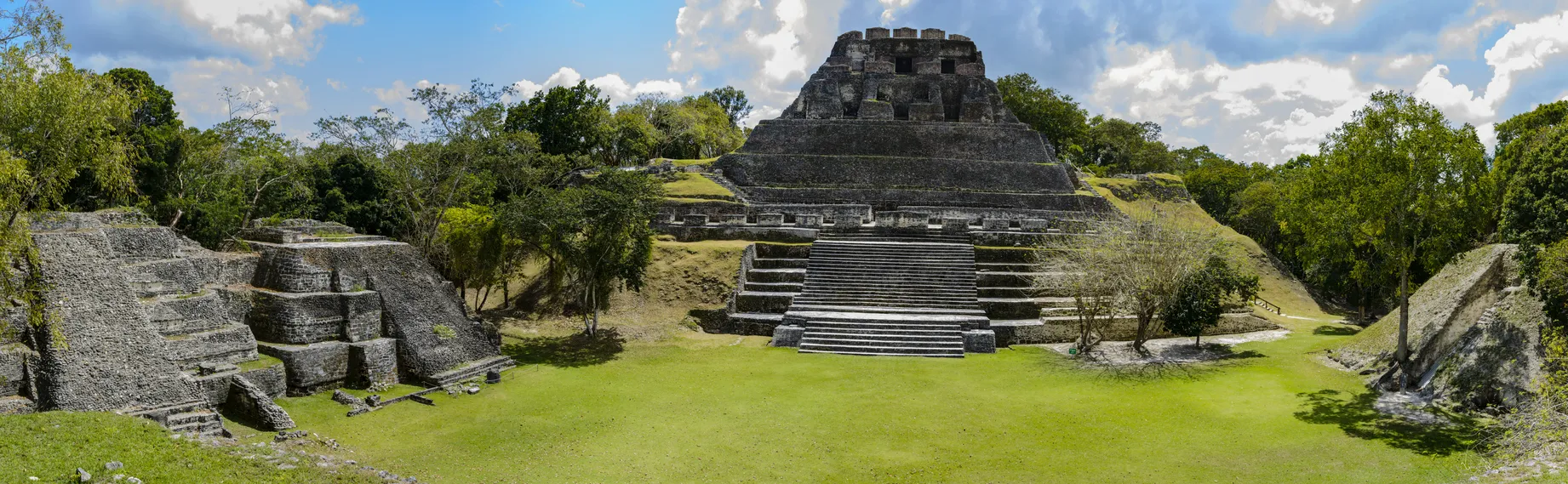 Le site archéologique des ruines mayas de Xunantunich au Belize © iStock / OGphoto