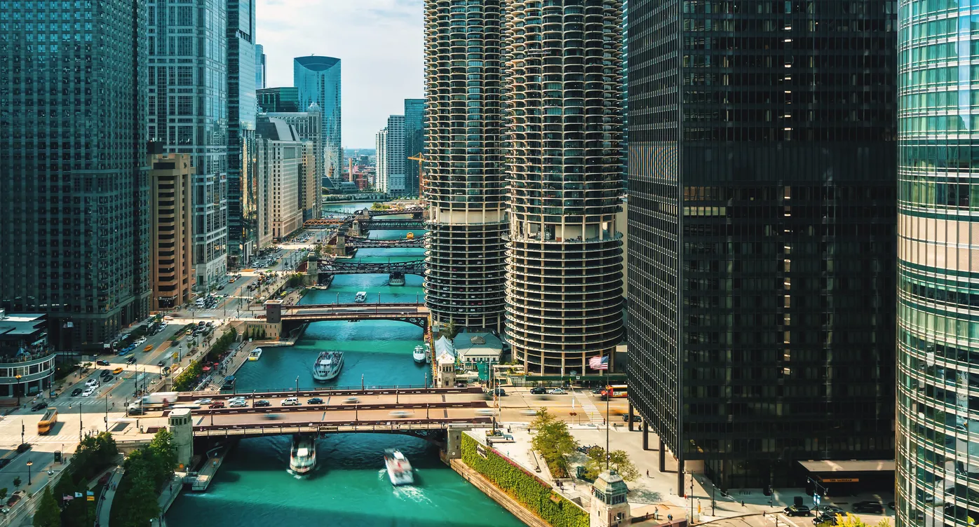 La rivière Chicago traverse la ville; au centre, les Marina Towers © iStock / Melpomenem