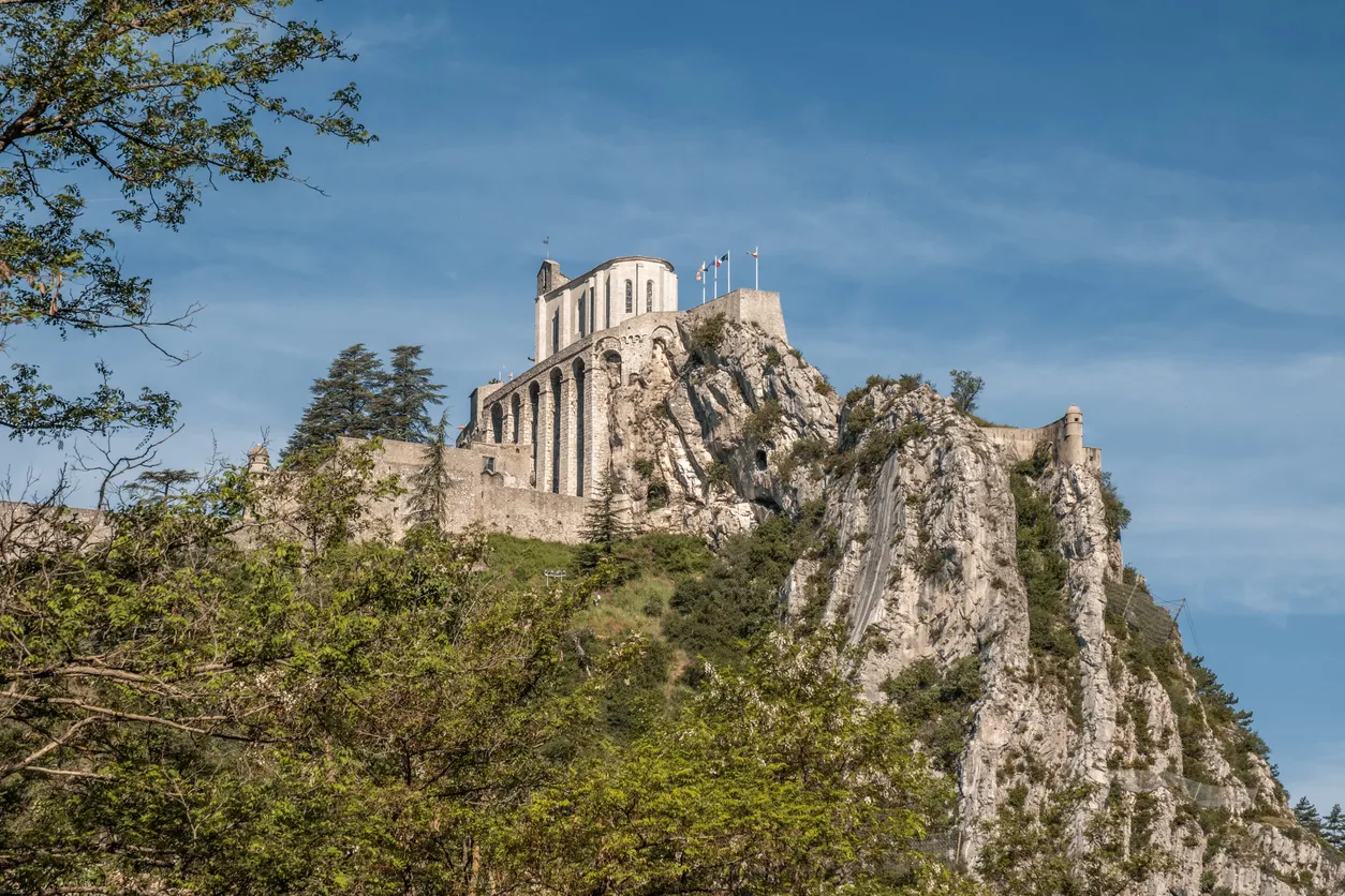 Sisteron, Alpes-de-Haute-Provence, France  et sa citadelle du 11e s. © iStock/joningall