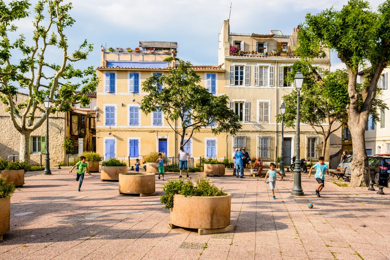 La place des Moulins dans le quartier historique du Panier à Marseille. © iStock / olrat
