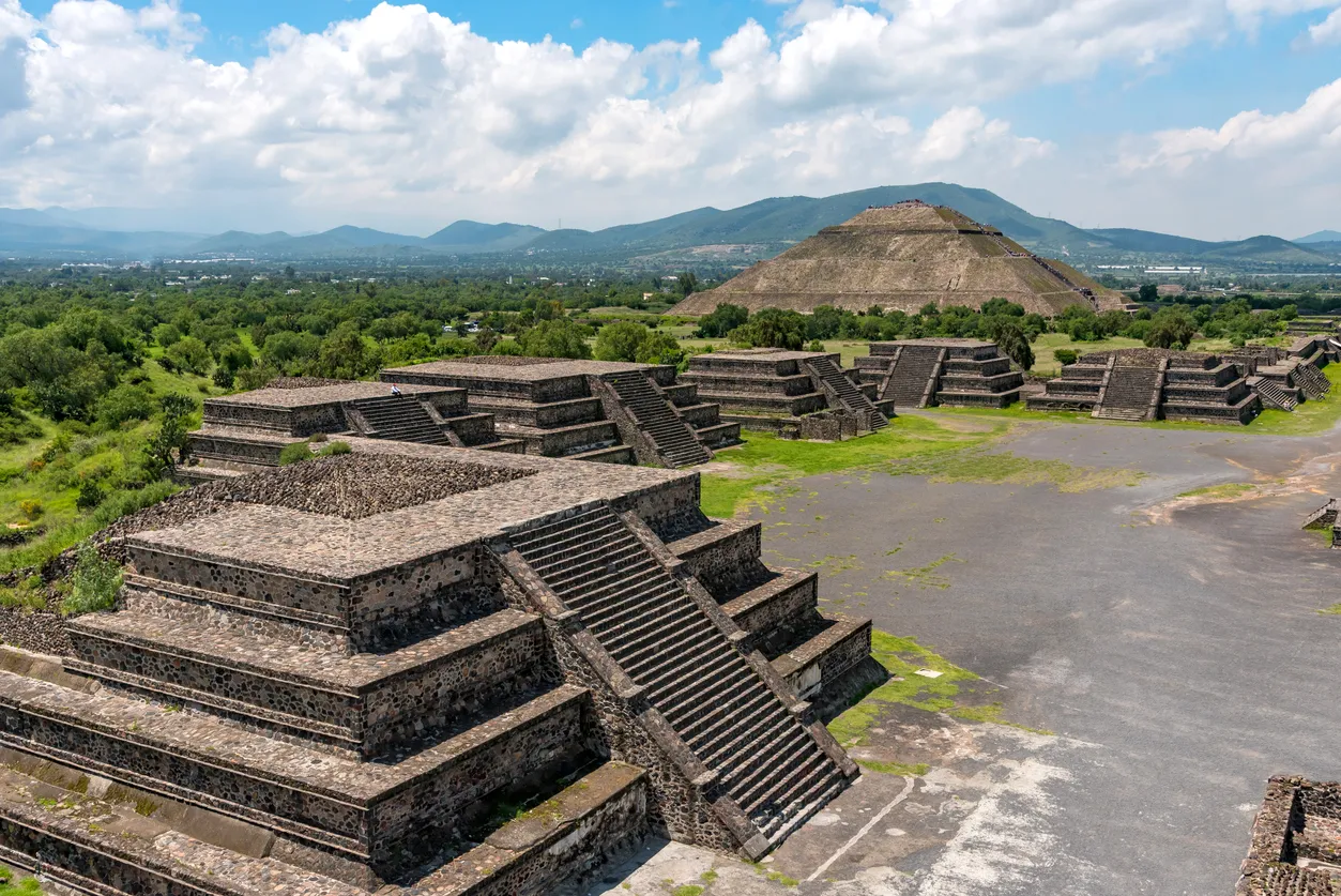 Les impressionnantes pyramides mésoamérivcaines de Teotihuacan (État de Mexico, Mexique) - photo © iStock-LluisSalvado_BisualStudio