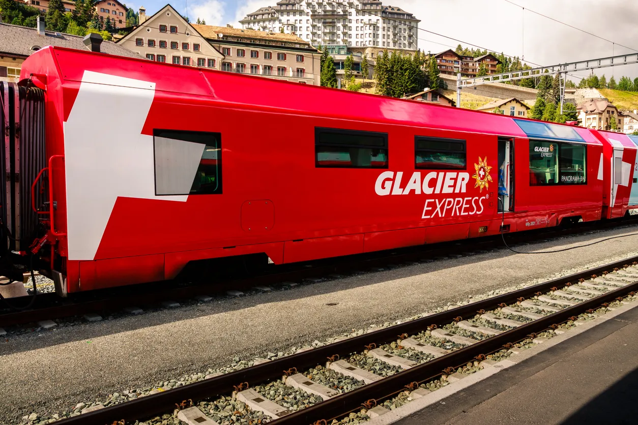 Le Glacier Express en préparation pour le départ dans la gare de Saint Moritz canton des Grisons, Suisse © iStock / svanaerschot
