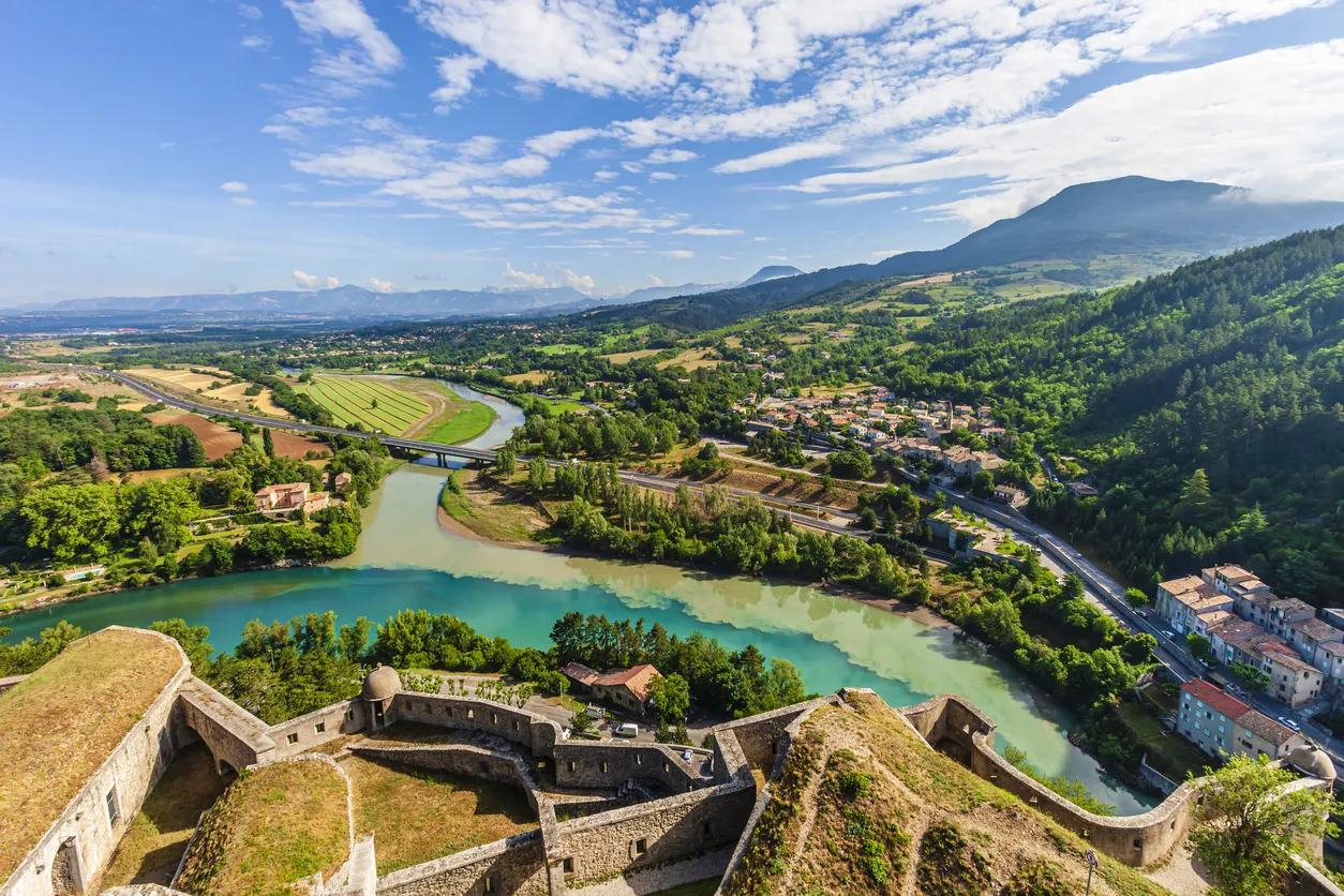 Vue sur le confluent des rivières Buech et Durance depuis la Citadelle de Sisteron, en région Provence-Alpes-Côte d'Azur.  © Flavio Vallenari