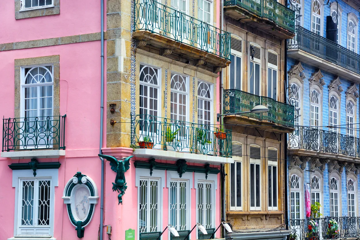 Façade typique d'immeubles à appartements de Porto au Portugal, avec des murs ornés d'azulejos © iStock / alxpin