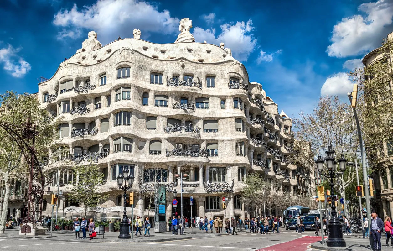 La maison Milà de l'architecte catalan Antoni Gaudí, sur  le Passeig de Gràcia à Barcelone. © iStock / Eloi_Omella