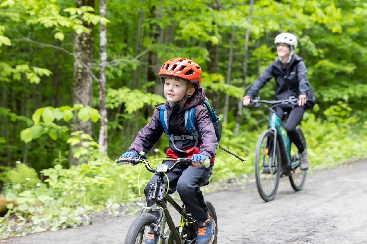 Vélo en famille au Parc du Mont Orford dans les Cantons de l'Est du Québec  © iStock / Onfokus