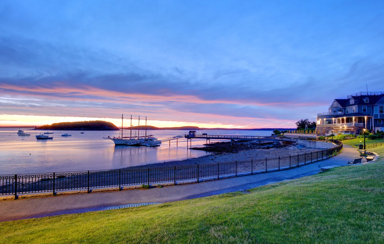 Bar Harbor sur la côte du Maine  © iStock / DenisTangneyJr