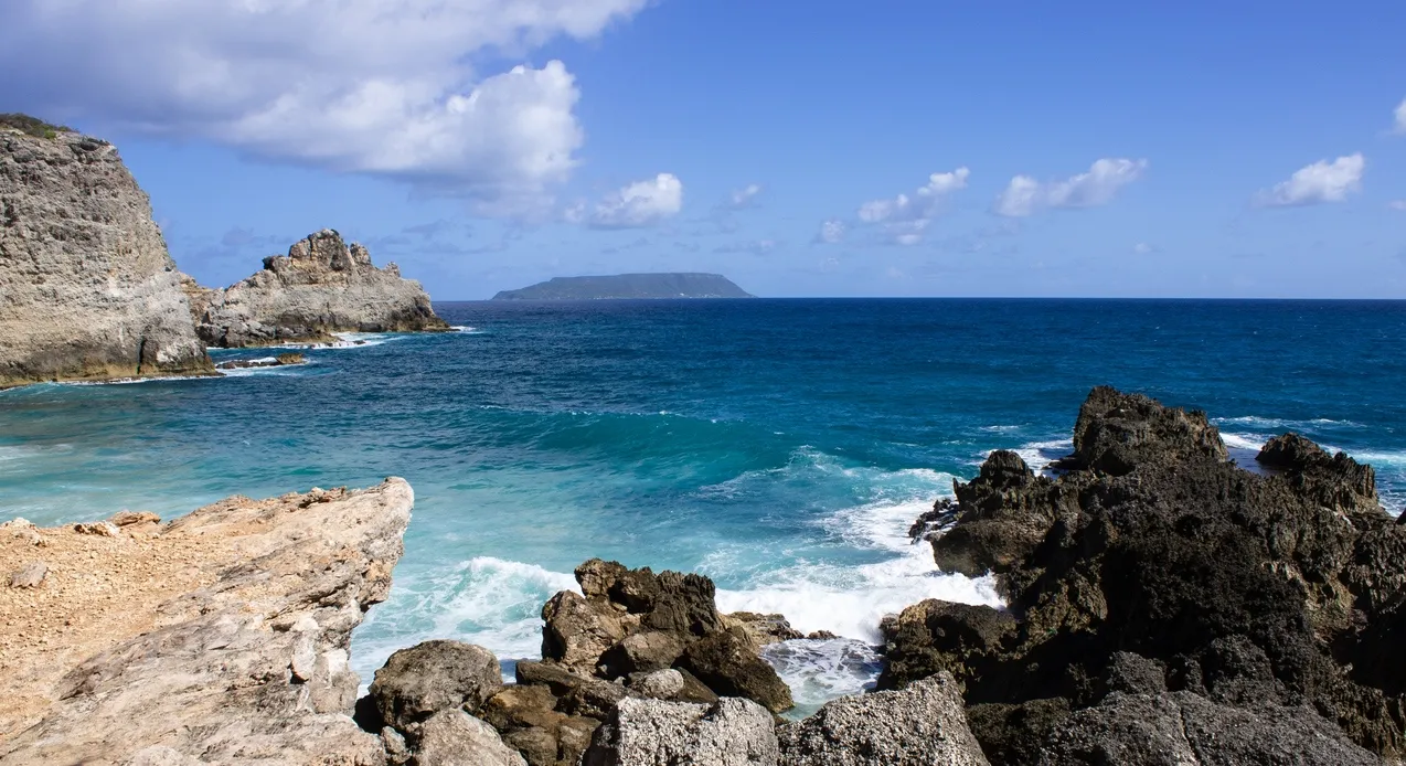 La côte nord rocailleuse de la Désirade, Guadeloupe, Antilles Françaises © iStock / Sebastien Patout