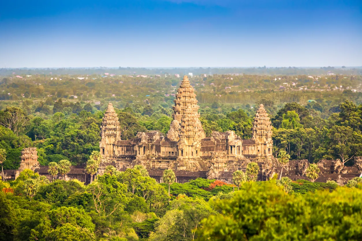 Vue du temple d'Angkor Thom dans la forêt tropicale, près de Siem Reap, Cambodge. © iStock / Mlenny
