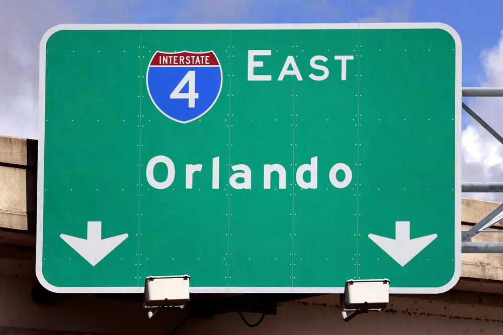 Panneau de signalisation indiquant la direction d’Orlando | © photohoo