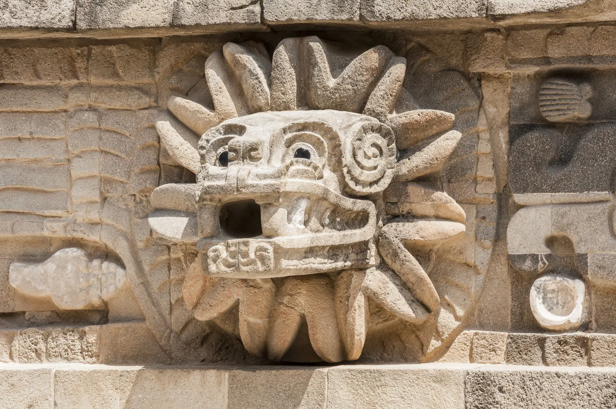 Détail du temple du "serpent à plumes" Quetzalcoatl à Teotihuacan, au nord de Mexico. © iStock / AlbertoLoyo