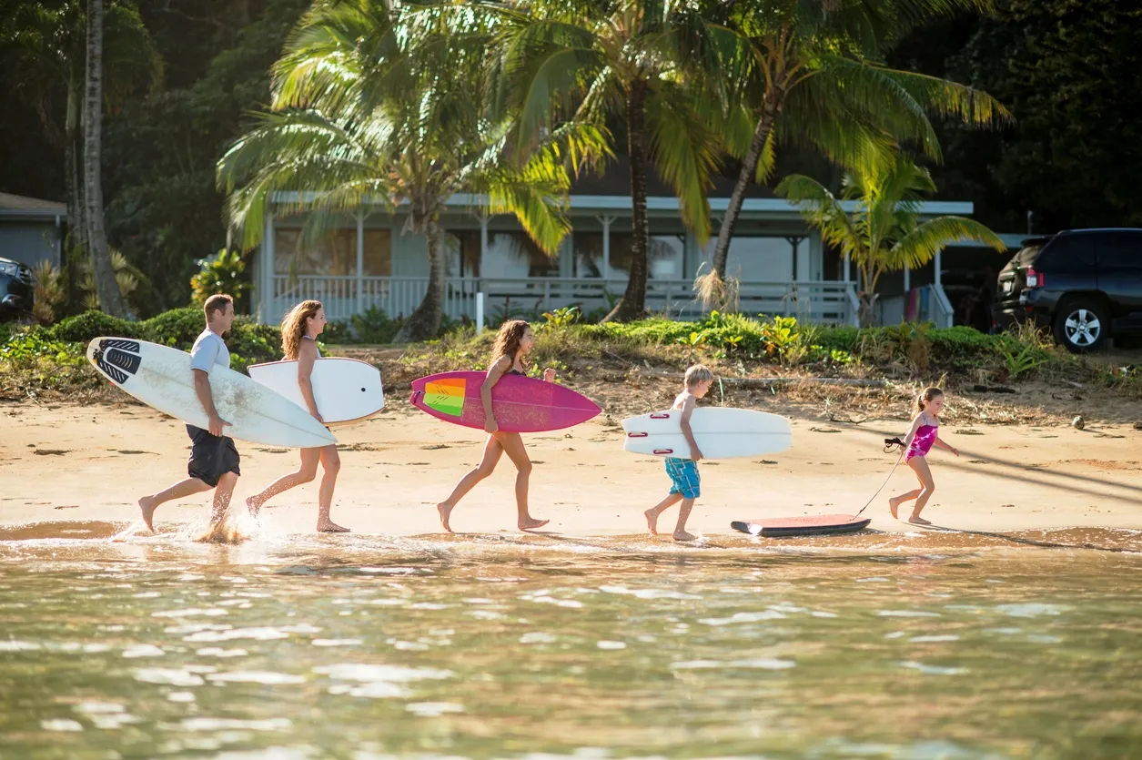 Famille active sur une plage hawaïenne | © iStockphoto.com / FatCamera