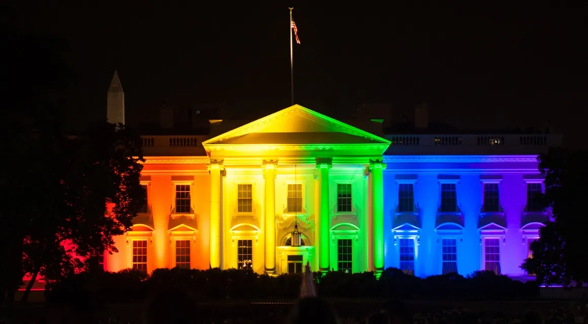 La Maison Blanche aux couleurs de l'arc-en-ciel et de la Gay Pride pour célébrer l'avis de la Cour suprême légalisant le mariage homosexuel dans les cinquante États. © iStock / renaschild