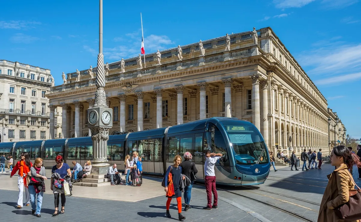 Le tramway de Bordeaux devant le Grand Théâtre  © iStock / photooiasson