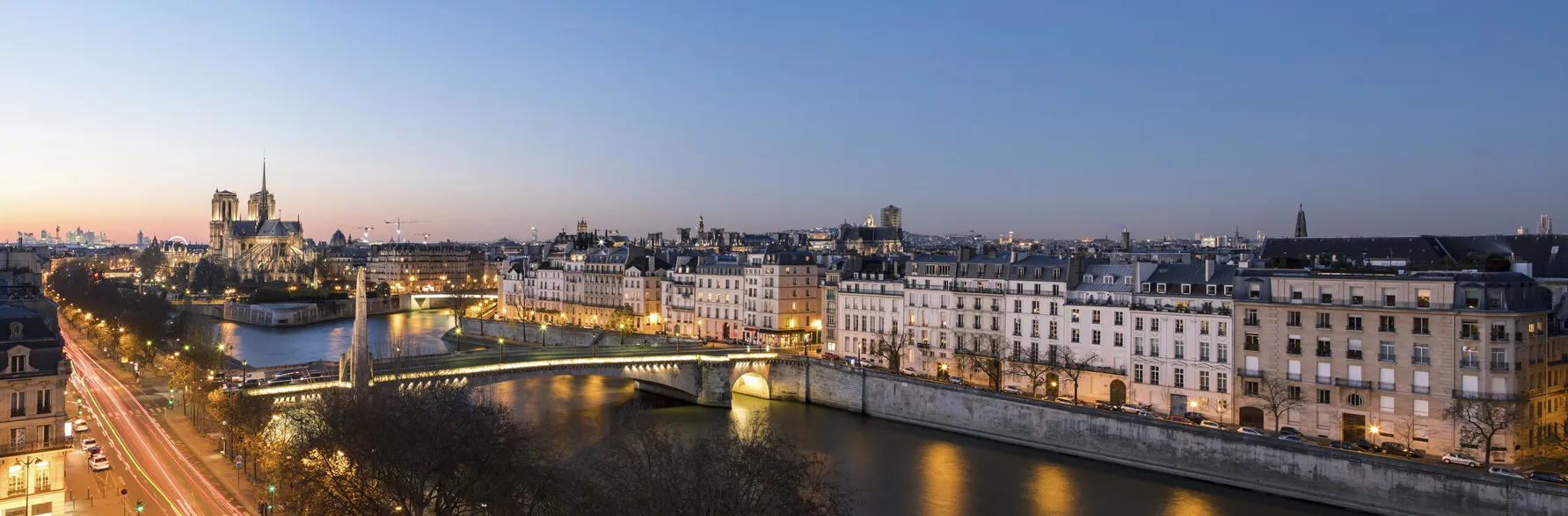 Panorama de la cathédrale Notre Dame de Paris au coucher du soleil © iStock / Joakim Leroy
