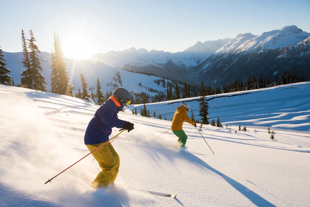 Skieurs à Whistler, Colombie Britannique © istock/stockstudioX