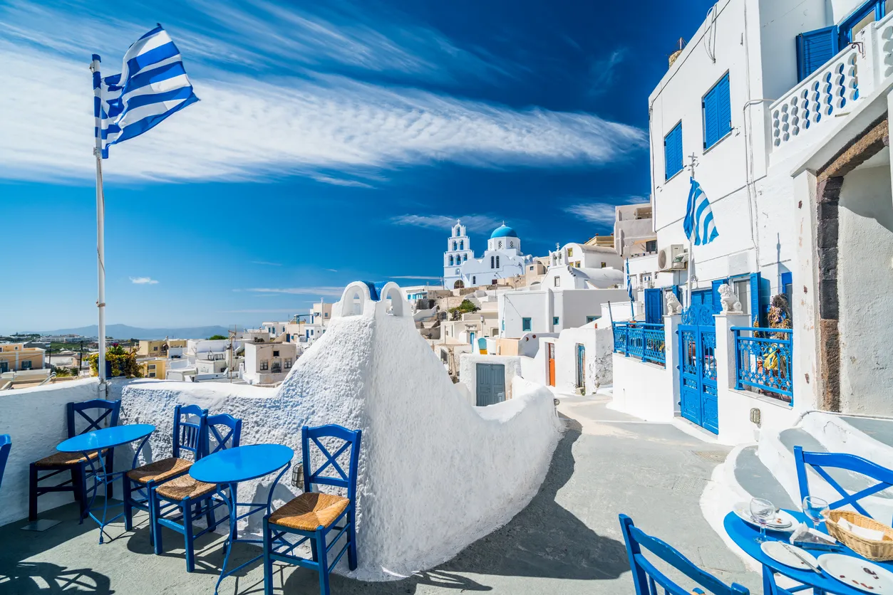 Resturant à Pyrgos sur l'île de Ssantorini © iStock / amriphoto