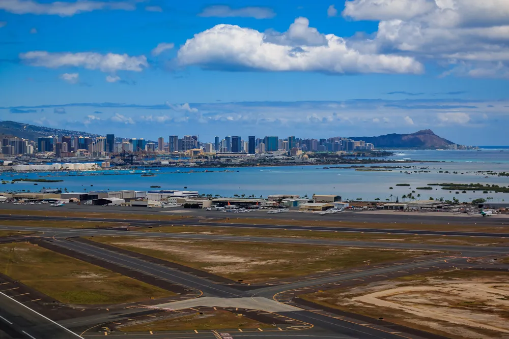 Vue aérienne du centre-ville d’Honolulu et de l’aéroport international d’Honolulu | © SvetlanaSF
