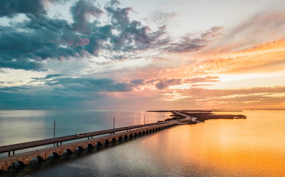 Le Pont Seven Mile Bridge, l'un des 42 ponts qui relient les Keys en Floride  © iStock / FilippoBacci
