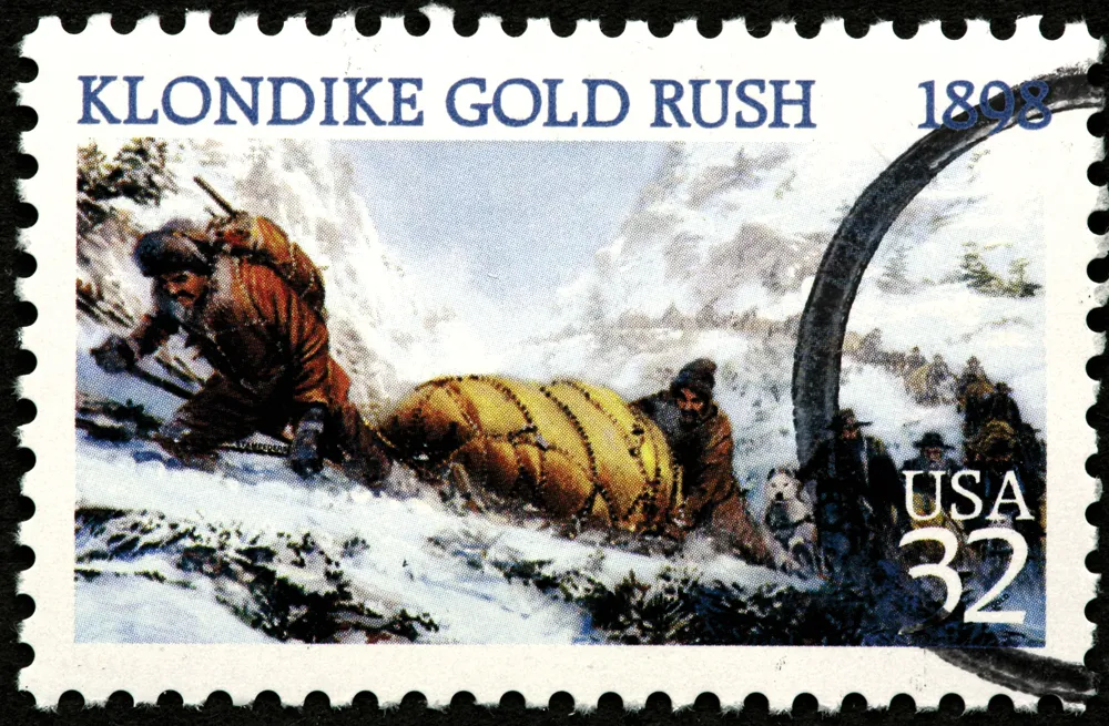 Timbre américain commémorant le centenaire de la ruée vers l’or du Klondike. ©iStockphoto/raclro