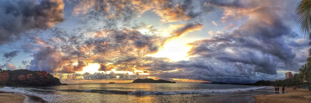 Vue sur l’Isla Ixtapa depuis la plage.  | © iStockphoto.com/Ashley_Minkus
