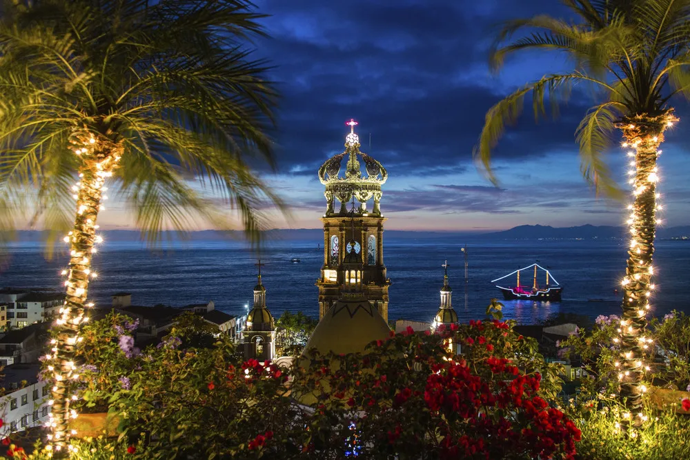 La Parroquia de Nuestra Señora de Guadalupe et la Bahía de Banderas, à Puerto Vallarta.  | © iStockp