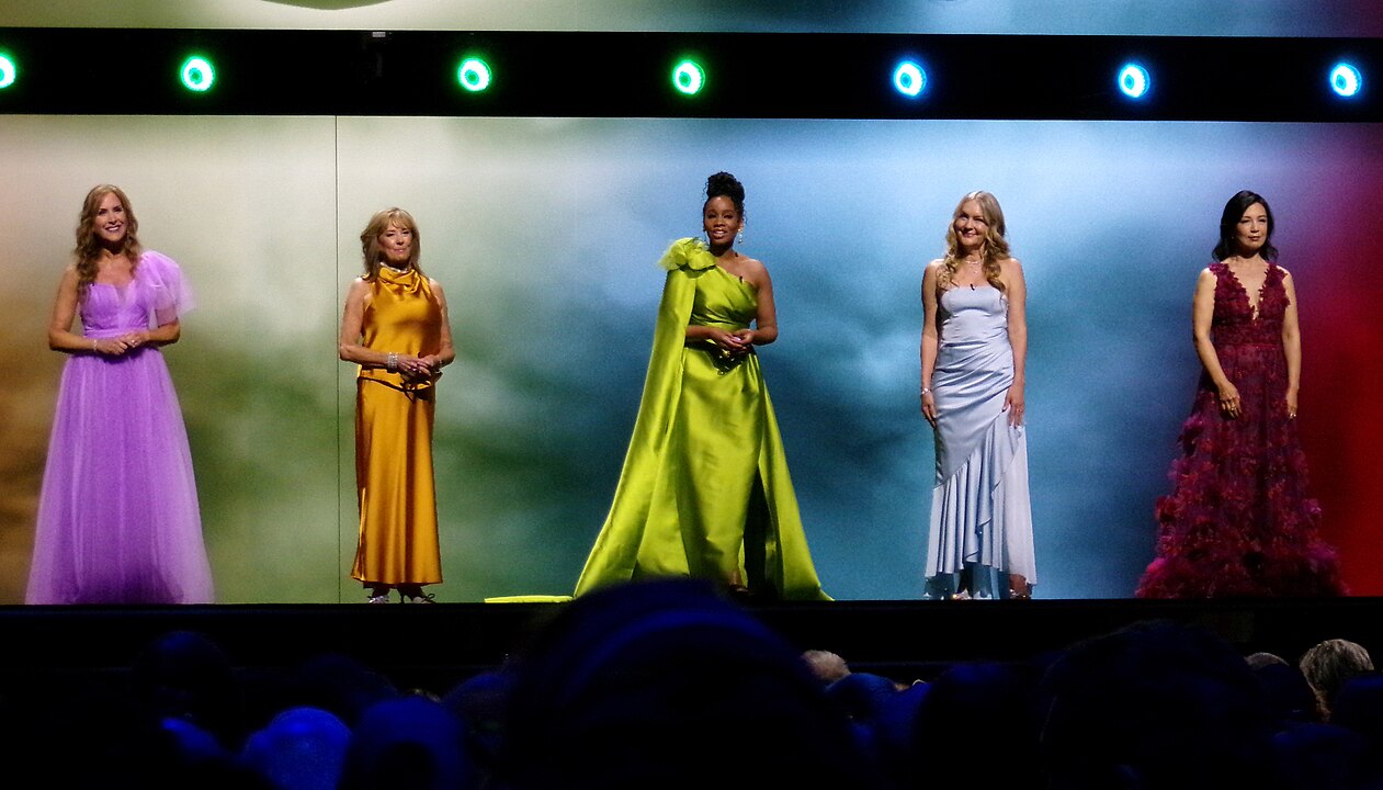 Jodi Benson, Paige O'Hara, Anika Noni Rose, Linda Larkin et Ming-Na Wen lors de la cérémonie D23 Disney Legends 2024. Par Coolcaesar - travail personnel, CC BY 4.0