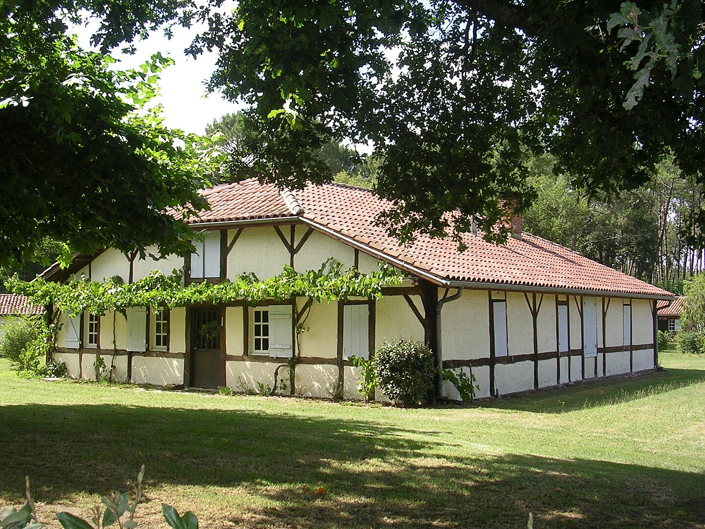 Ancienne maison landaise à Bouricos, Département des Landes, région Nouvelle-Aquitaine. Par Jibi44 —  CC BY-SA 3.0,