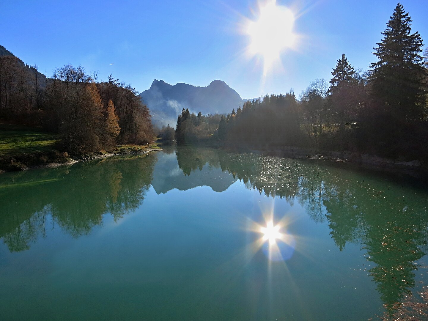 Le lac de Montbovon, canton de Fribourg, Suisse. Par Tschubby — CC BY-SA 3.0, 