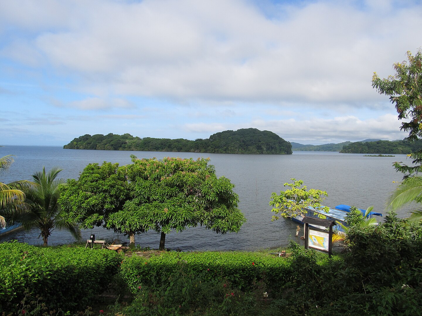 Vue de l'archipel de Solentiname depuis l'île de Mancarrón, Nicaragua -  Par Stoschmidt - Travail personnel, CC BY 3.0, https://commons.wikimedia.org/w/index.php?curid=16620894