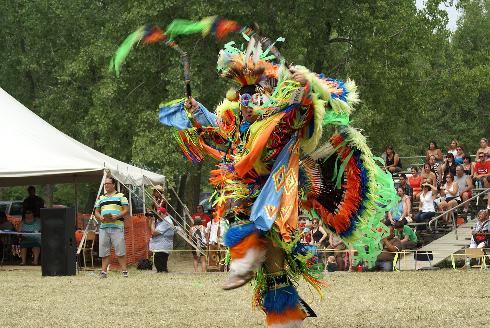 Danseur durant le pow-wow de Manawan. Par Thérèse Ottawa — Travail personnel, CC BY-SA 4.0