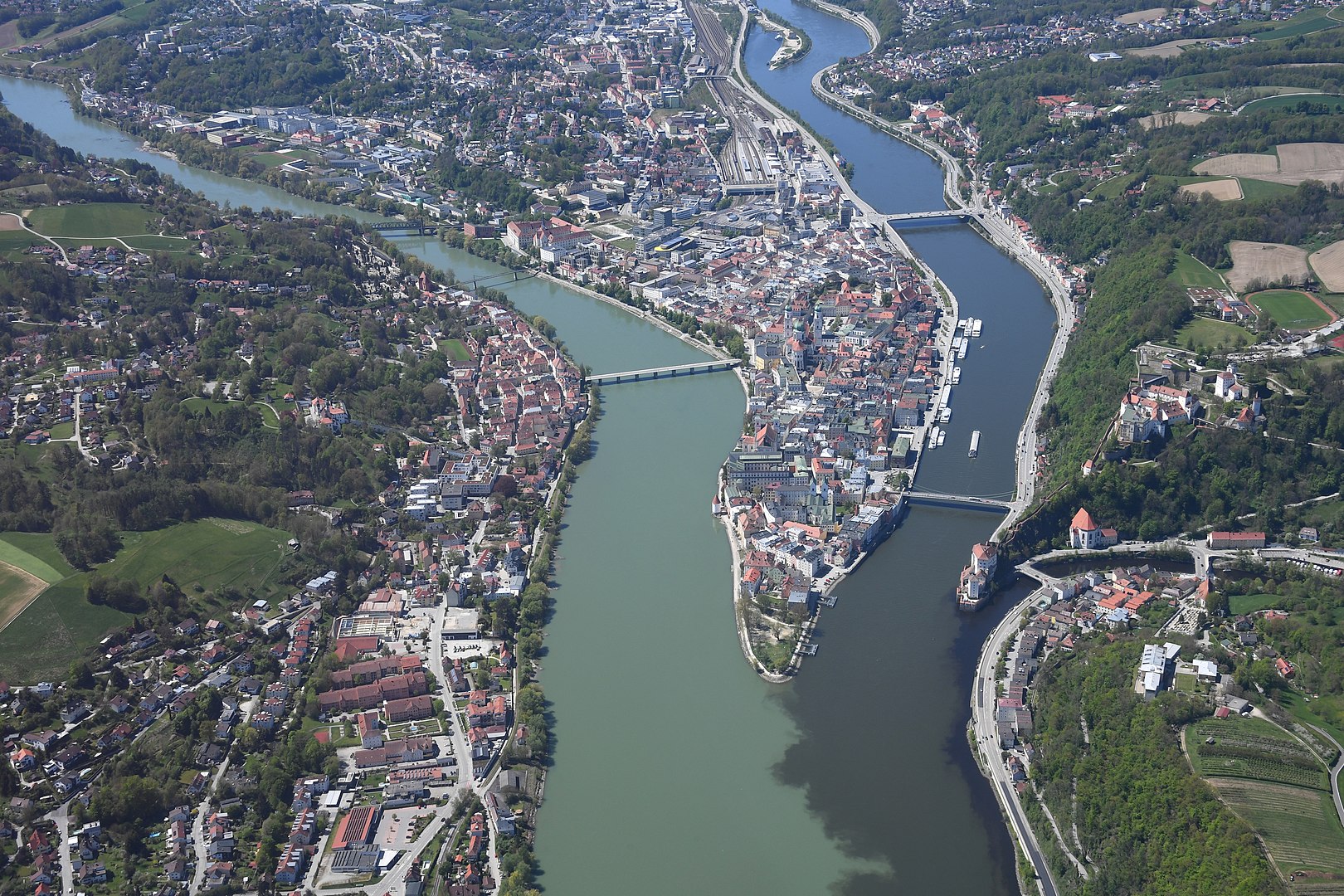 Vue aérienne de Passau et de la confluence de l'Inn, (à gauche, couleur verte), du Danube (à droite, couleur brune) et de l'Ilz (plus à droite, couleur noire). Par Carsten Steger — Travail personnel, CC BY-SA 4.0