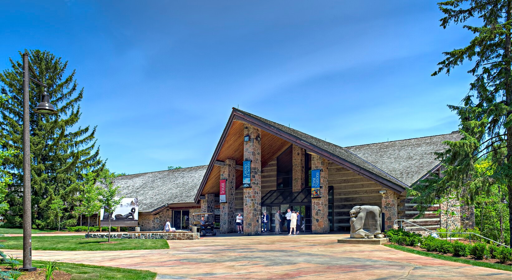 Entrée de la gallerie. Par la McMichael Canadian Art Collection - Art2Print-Images, CC BY-SA 2.0