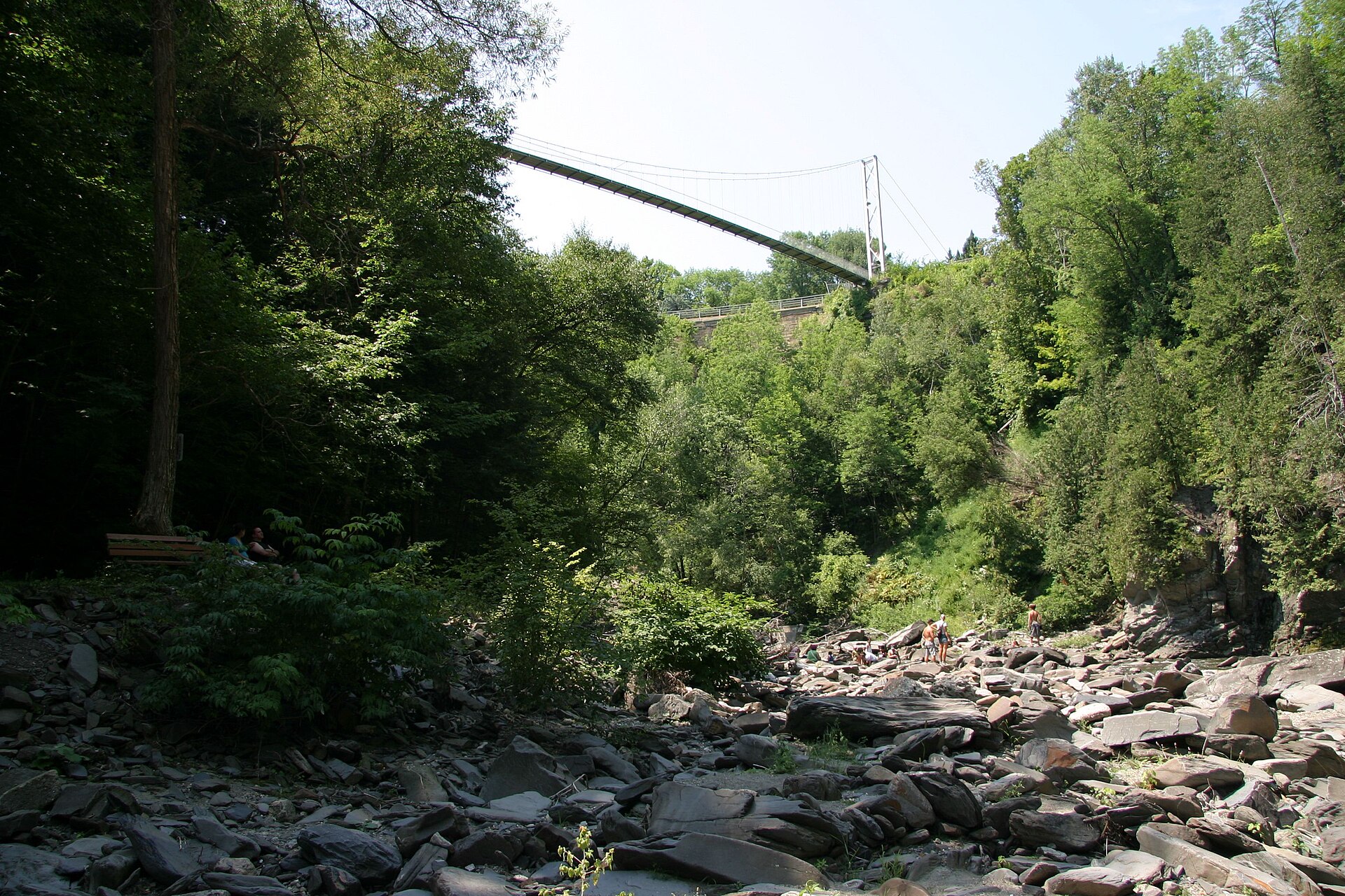 Pont suspendu de la gorge de Coaticook. Par Benoit Nadeau — CC BY 2.0, 