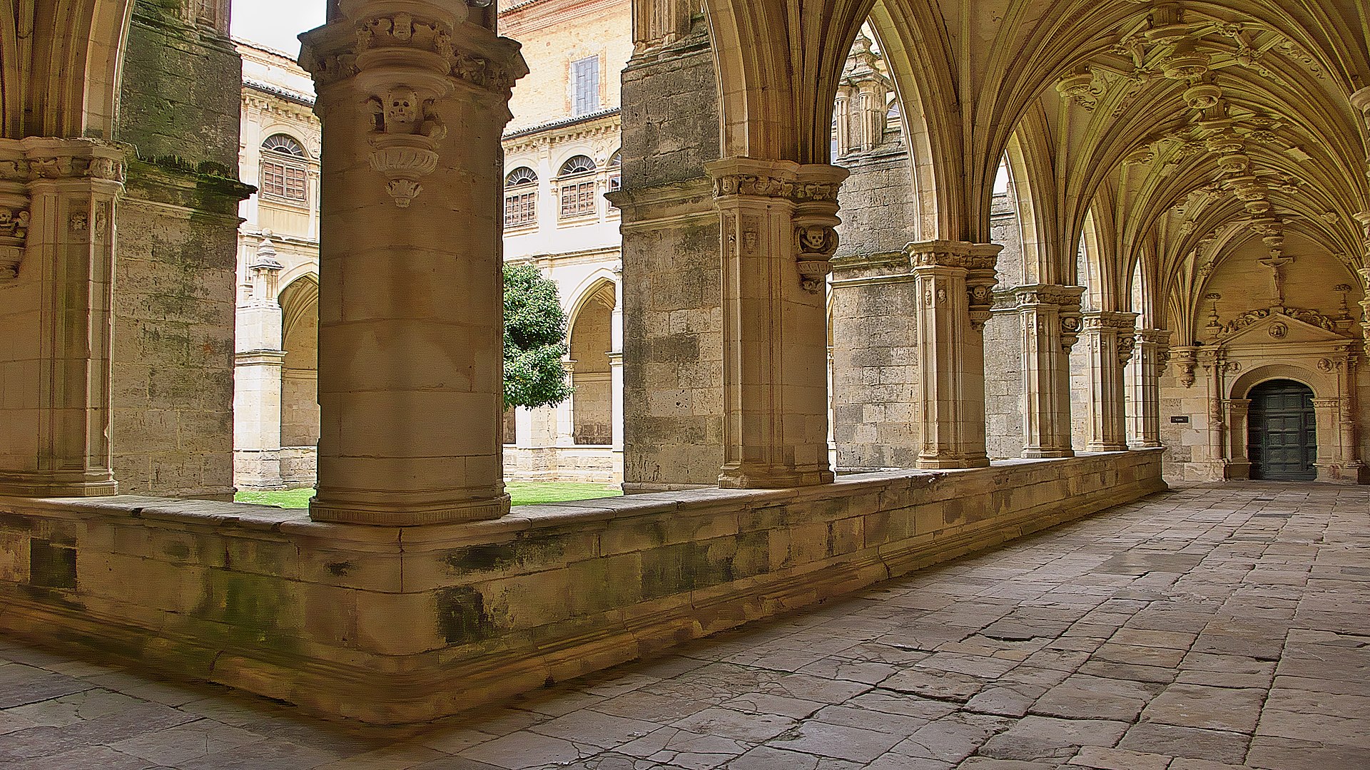Le cloître du Monastère de San Zoilo à Carrión de los Condes sur le Camno Francès. Par José Luis Filpo Cabana - Travail personnel, CC BY-SA 4.0