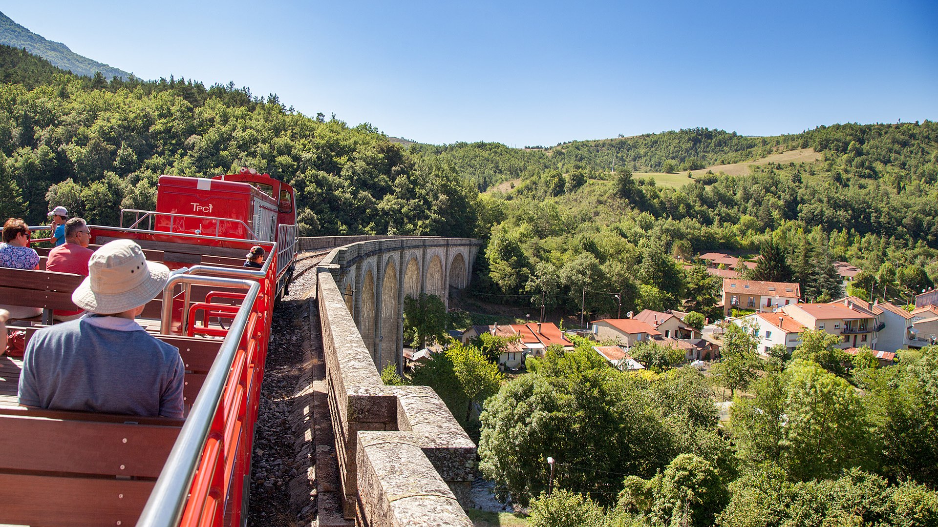 Le train rouge au viaduc d'Axat Par Jcb-caz-11 — CC BY-SA 4.0.