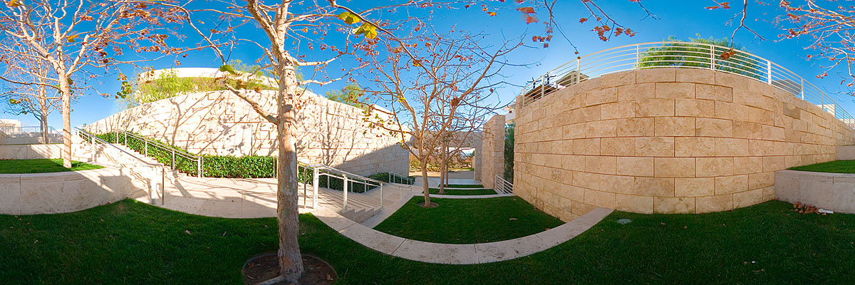 Escalier menant au jardin central du Getty Center, important musée de Los Angeles. Par Roger Howard - Travail personnel CC BY-SA 2.5, https://commons.wikimedia.org/w/index.php?curid=448364