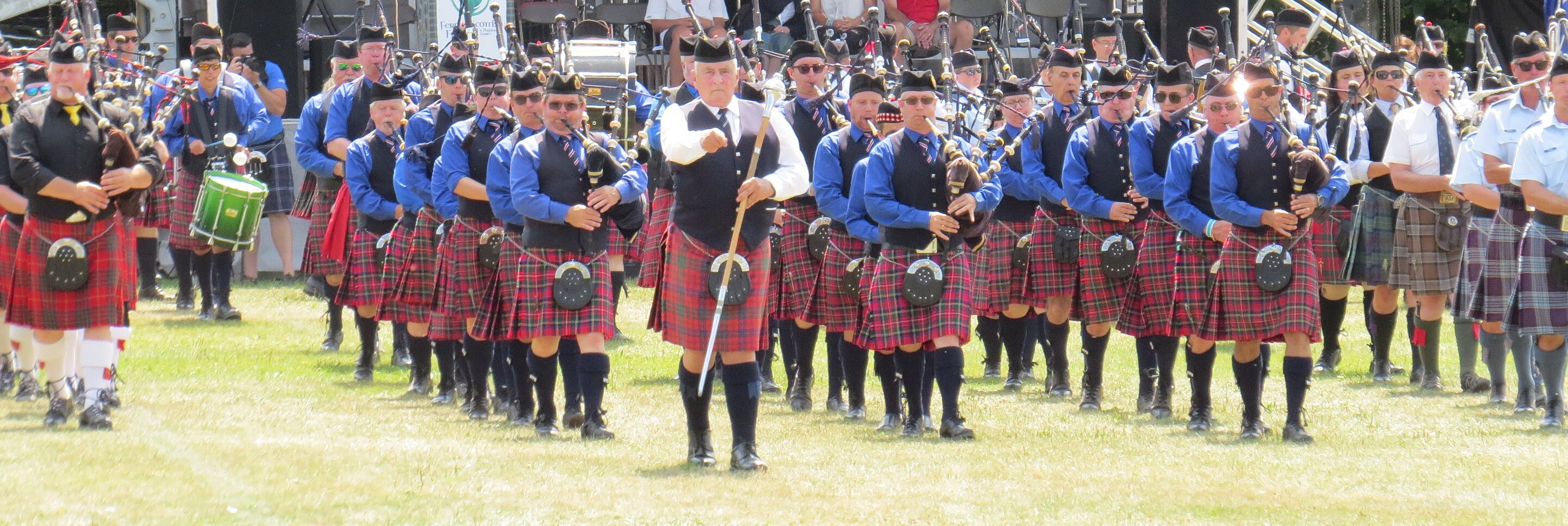 Défilé de cornemuses au Festival écossais de Fergus. Par Anne Delong - Travel personnel, CC BY-SA 4.0