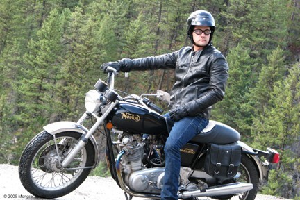 Photo tirée du film canadien One Week, de 2008, écrit et réalisé par Michael McGowan et mettant en vedette Joshua Jackson, Liane Balaban et Campbell Scott.