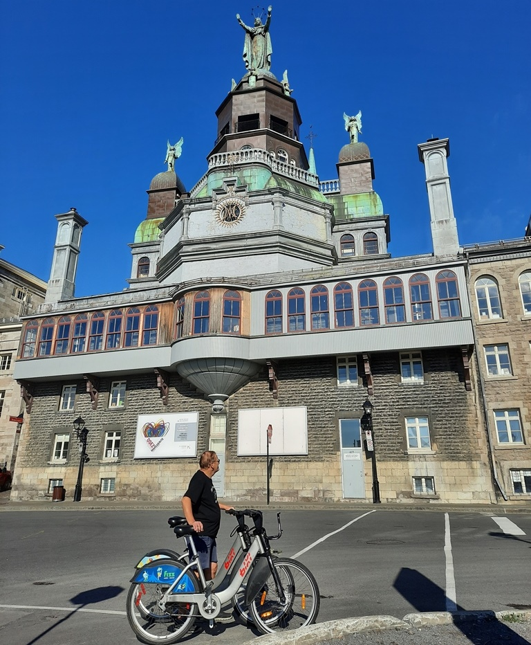 Balade à vélo dans le Vieux-Montréal; église du Bonsecour © Daniel Desjardins 
