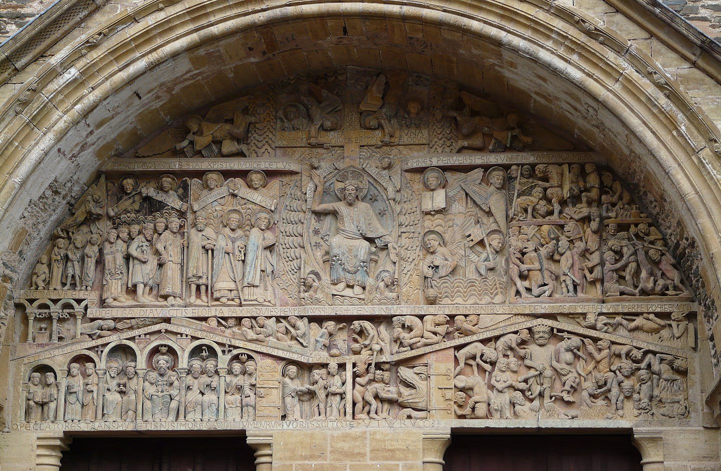 Le tympan du Jugement dernier de l'abbatiale de Conques. Par Titanet — Travail personnel, CC BY-SA 3.0